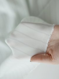 ткань крепдешин белого цвета в серую полоску
