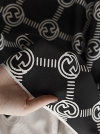 ткань черный трикотаж джерси с логотипами