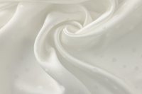 ткань шёлковый атлас в горошек молочный