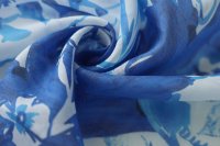 ткань лен бело-синего цвета с цветочным узором