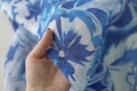ткань лен бело-синего цвета с цветочным узором
