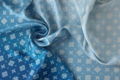 ткань шелковый бело-голубой твил деграде с логотипами Италия