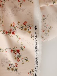 ткань нежно-персиковый атлас с цветами