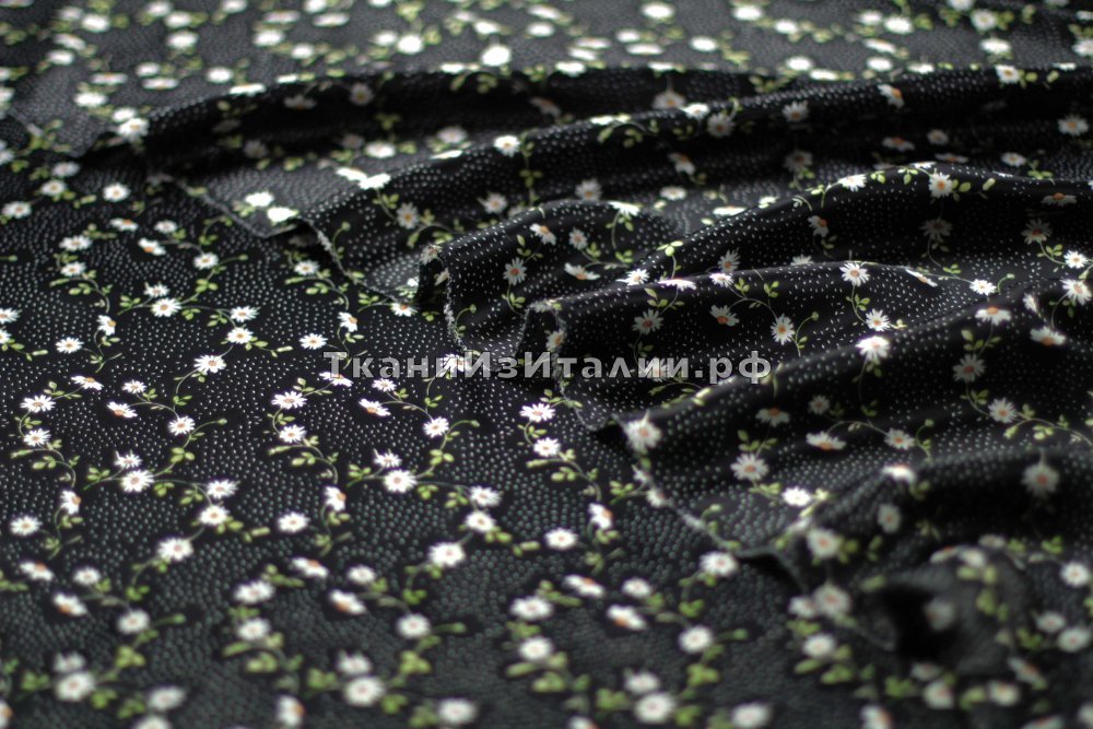 ткань черный атлас с ромашками, атлас шелк цветы черная Италия