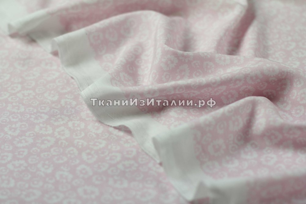 ткань Крепдешин розовый с мелкими белыми цветочками, крепдешин шелк цветы розовая Италия