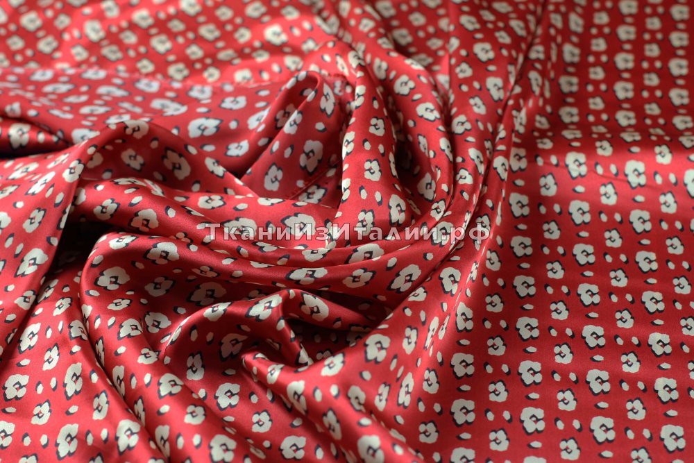 ткань терракотовый атлас с некрупным рисунком лео, атлас шелк леопард красная Италия