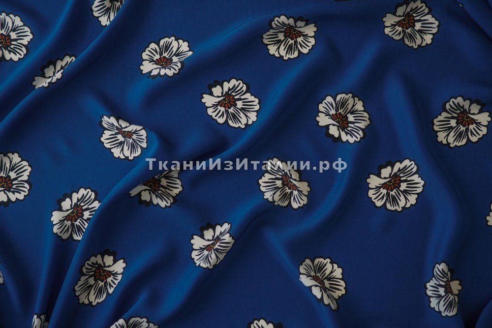 ткань креповый шелк с белыми цветами на синем фоне, крепшифон шелк цветы синяя Италия