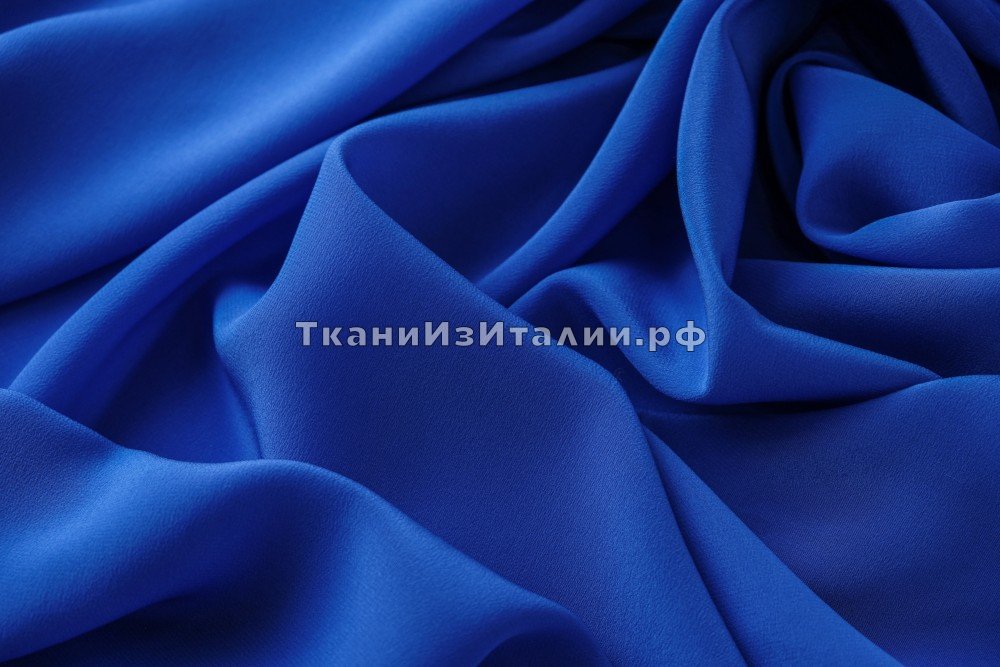 ткань крепдешин насыщенного василькового цвета, крепдешин шелк однотонная синяя Италия