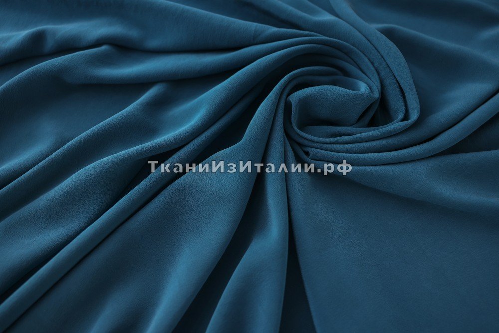 ткань крепдешин темного сине-бирюзового цвета с малахитовым оттенком, крепдешин шелк однотонная синяя Италия