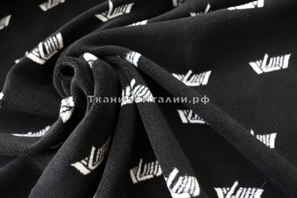 ткань флис из шерси и хлопка черного цвета с белыми логотипами, флис шерсть иные черная Италия