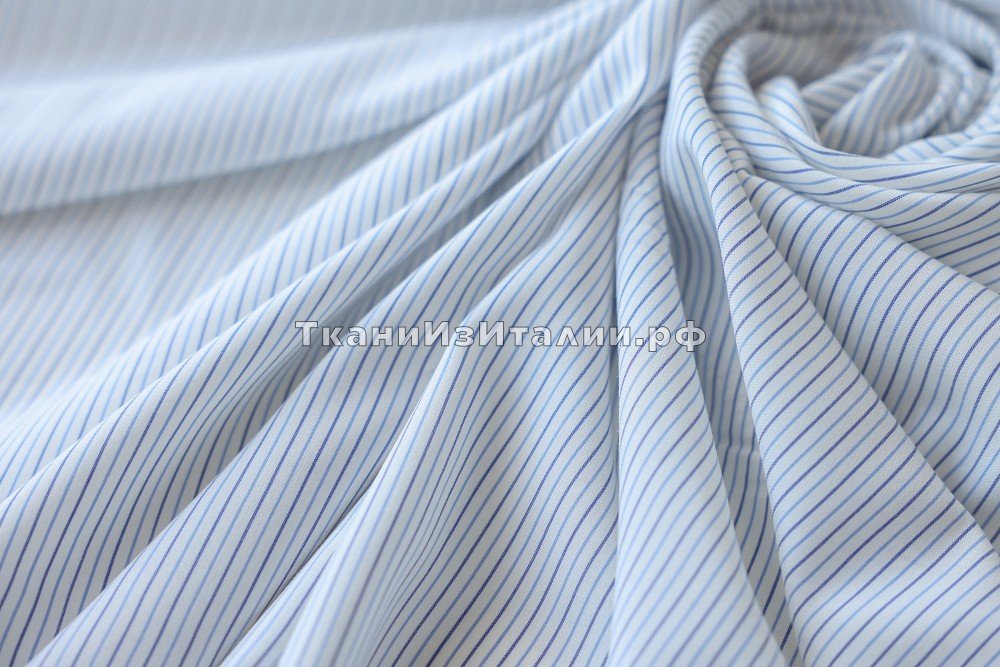 ткань белый шелк в мелкую полоску синего и голубого цвета, костюмно-плательная шелк в полоску голубая Италия