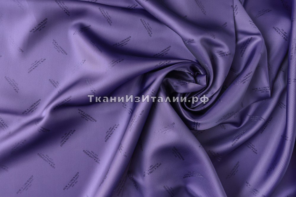 ткань подклад из вискозы фиолетового цвета с надписями, подклад вискоза иные фиолетовая Италия