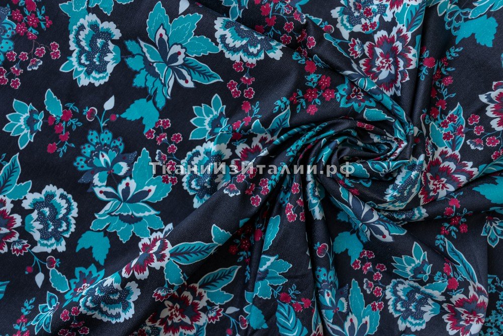 ткань хлопок с эластаном темно-синего цвета с бирюзовыми и бордово-розовыми цветами, костюмно-плательная хлопок цветы синяя Италия