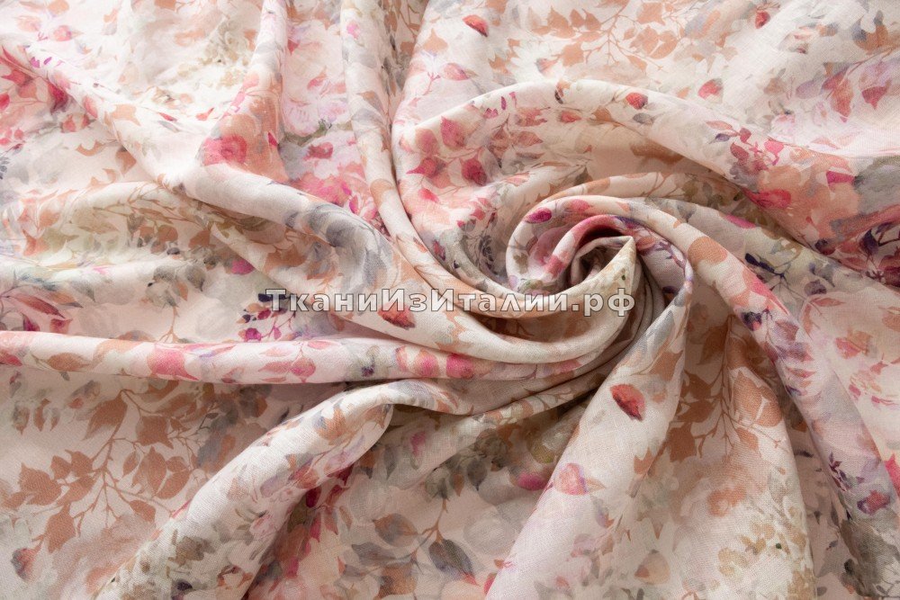 ткань лен с розовыми цветами и зелено-коричневыми листьями на бледно персиковом фоне, костюмно-плательная лен цветы розовая Италия