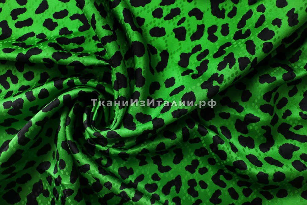 ткань жаккардовый атлас зеленого цвета с леопардом, атлас шелк леопард зеленая Италия
